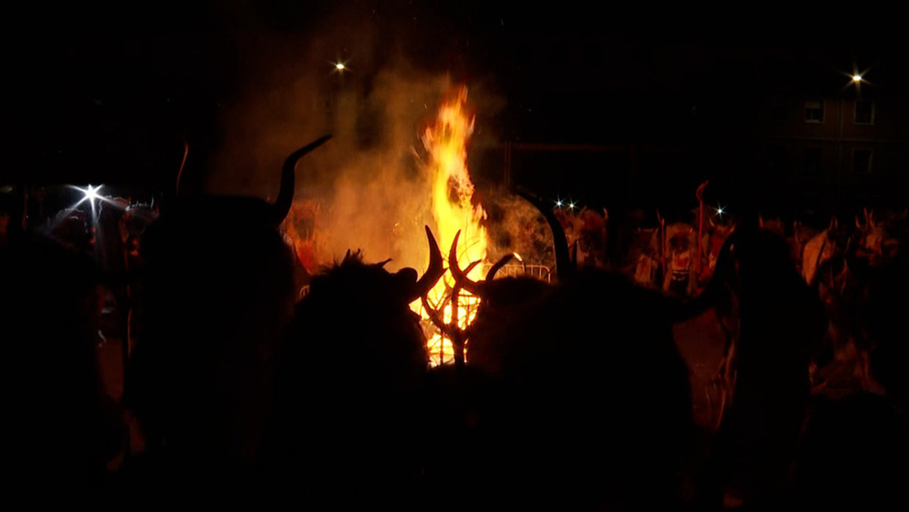Los momotxorros alrededor de la hoguera