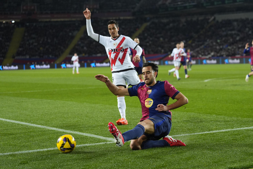 El Barcelona doblega a un correoso Rayo y es líder