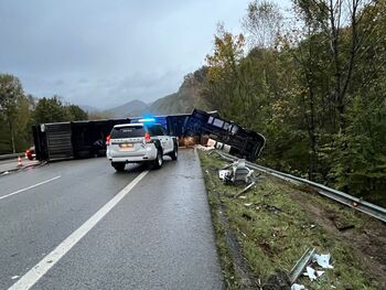 Aparatoso vuelco de un camión de verduras en Lekunberri