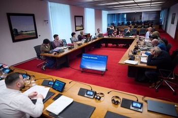 El Parlamento pide frenar las aulas 0-2 en Alaitz y Ezkaba