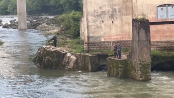 Los pescadores acuden al Bidasoa a capturar el 'Lehenbiziko'