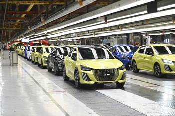 Los fabricantes europeos de coches caen hasta un 4% en Bolsa