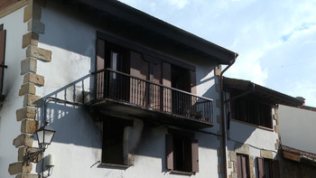 Aparatoso incendio en una vivienda en Lakuntza