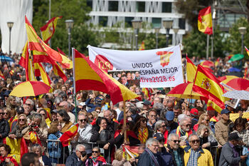Miles de personas protestan contra Sánchez en Madrid